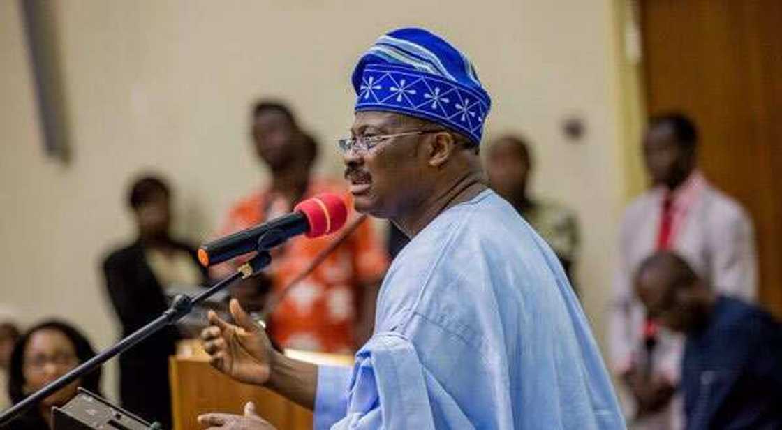 Takaitaccen tarihin Sanata Abiola Ajimobi da ake rade-radin cutar COVID-19 ta kashe Takaitaccen tarihin Sanata Abiola Ajimobi da ake rade-radin cutar COVID-19 ta kashe