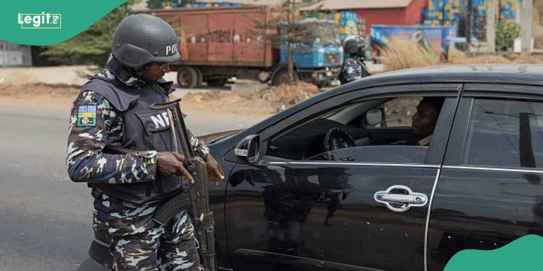 Police checking car/e-CMR