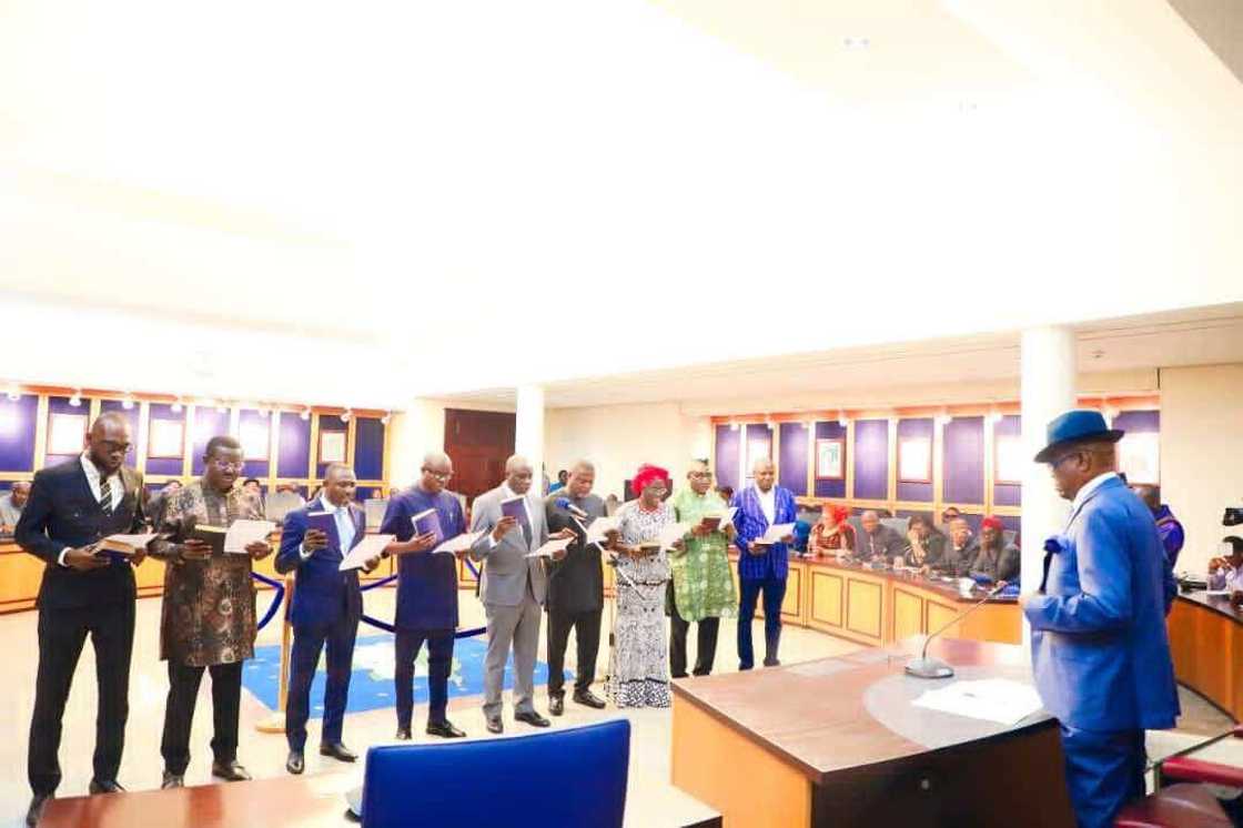 Rantsar da sabbin kwamishinoni 18. Rantsar da sabbin kwamishinoni 18.