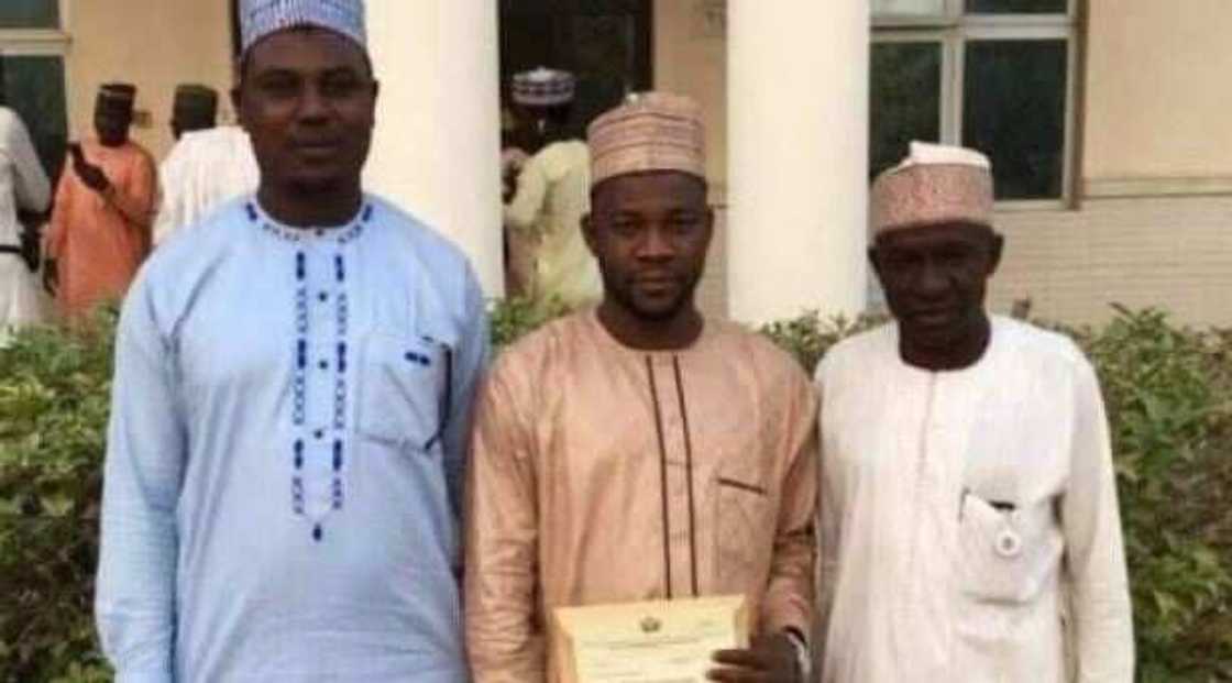 Ganduje ya nada hadimai 3 na musamman akan aikin fitilun haska titi Ganduje ya nada hadimai 3 na musamman akan aikin fitilun haska titi