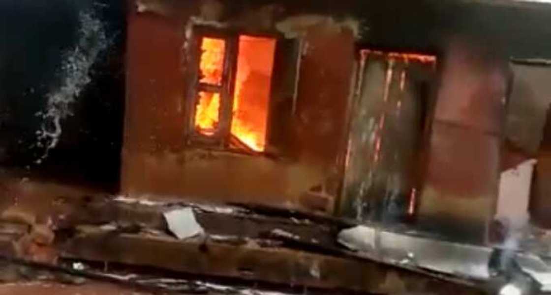 Yadda 'yan bindiga suka barnata abubuwa da dama a jihar Imo Yadda 'yan bindiga suka barnata abubuwa da dama a jihar Imo