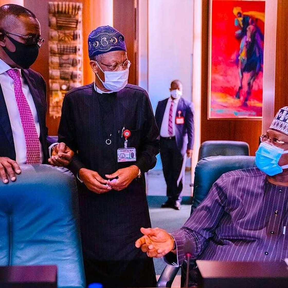 Buhari ya jagoranci taron FEC na farko a 2021, ya rantsar da sabbin kwamishinoni uku Buhari ya jagoranci taron FEC na farko a 2021, ya rantsar da sabbin kwamishinoni uku