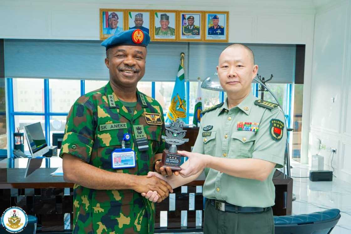 Shugaban sojojin saman Najeriya da sojan kasar China Shugaban sojojin saman Najeriya da sojan kasar China