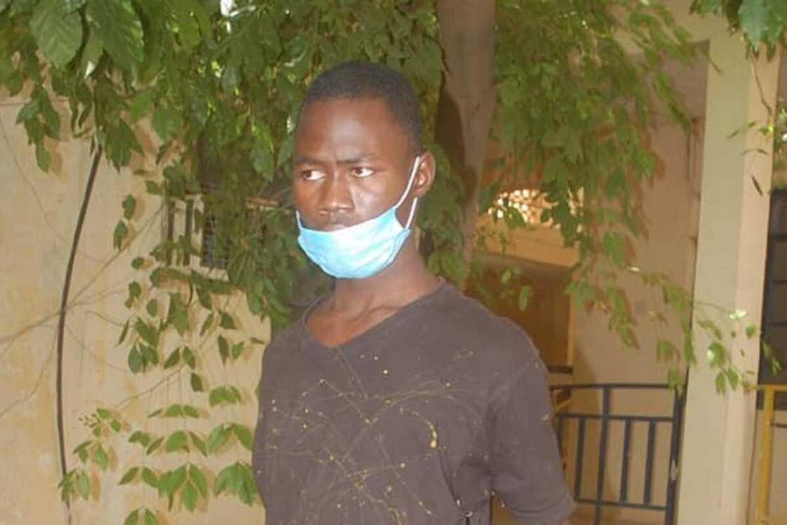 'Yan sandan Katsina sun damke dan Nijar mai shekaru 18 da ke kai wa 'yan binidiga man fetur 'Yan sandan Katsina sun damke dan Nijar mai shekaru 18 da ke kai wa 'yan binidiga man fetur