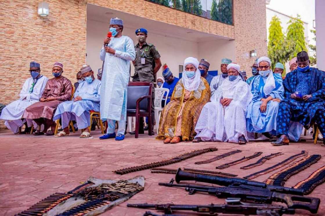 Hotunan miyagun makaman da Zikwi tare da yaransa 2 suka mika ga Matawalle Hotunan miyagun makaman da Zikwi tare da yaransa 2 suka mika ga Matawalle