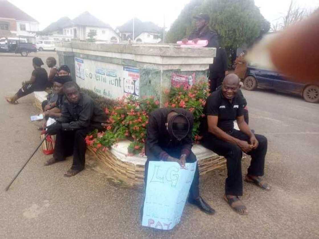 Da duminsa: Ma'aikatan da suka yi murabus sun hana shiga da fita a gidan gwamnatin Delta Da duminsa: Ma'aikatan da suka yi murabus sun hana shiga da fita a gidan gwamnatin Delta