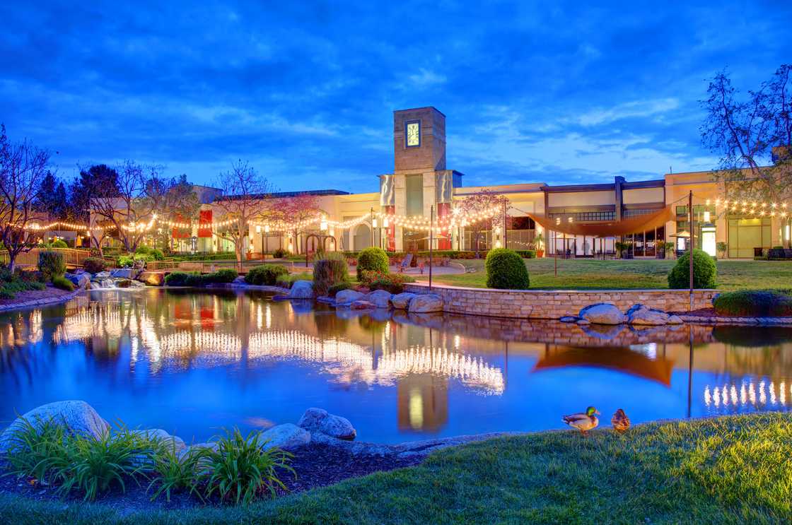 Thousand Oaks is a city in the northwestern part of Greater Los Angeles. Thousand Oaks is a city in the northwestern part of Greater Los Angeles.