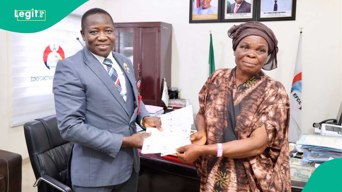 EFCC ta samu nasarar mayar da N42.5m ga dattijuwa 'yar shekara 70 da aka kwato kudinta da aka sace.