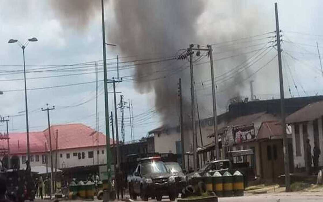 Fursunoni sun bankawa gidan yari wuta a Warri, da dama sun tsere duk da harbe-harben jami'an tsaro Fursunoni sun bankawa gidan yari wuta a Warri, da dama sun tsere duk da harbe-harben jami'an tsaro