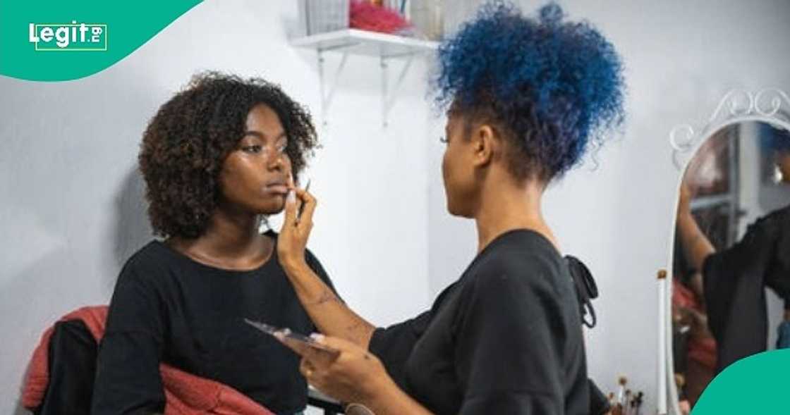 Makeup artist who had only 10 walk-in customers in over 4 years cries out after closing down her studio. Makeup artist who had only 10 walk-in customers in over 4 years cries out after closing down her studio.