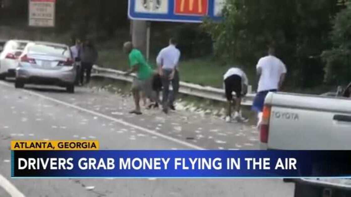 An yi turereniya wajen kwasan wasu miliyoyin kudi da suka antayo daga cikin Motar banki An yi turereniya wajen kwasan wasu miliyoyin kudi da suka antayo daga cikin Motar banki