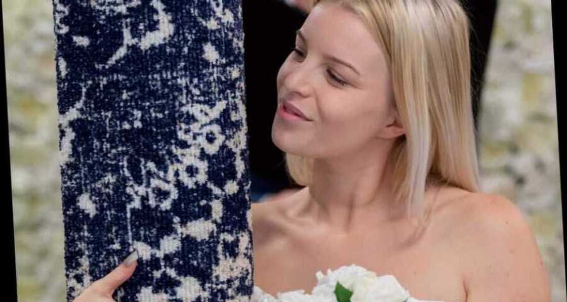 Babbar magana: Hotunan yadda aka daura auren wata mata da kafet din dakinta Babbar magana: Hotunan yadda aka daura auren wata mata da kafet din dakinta