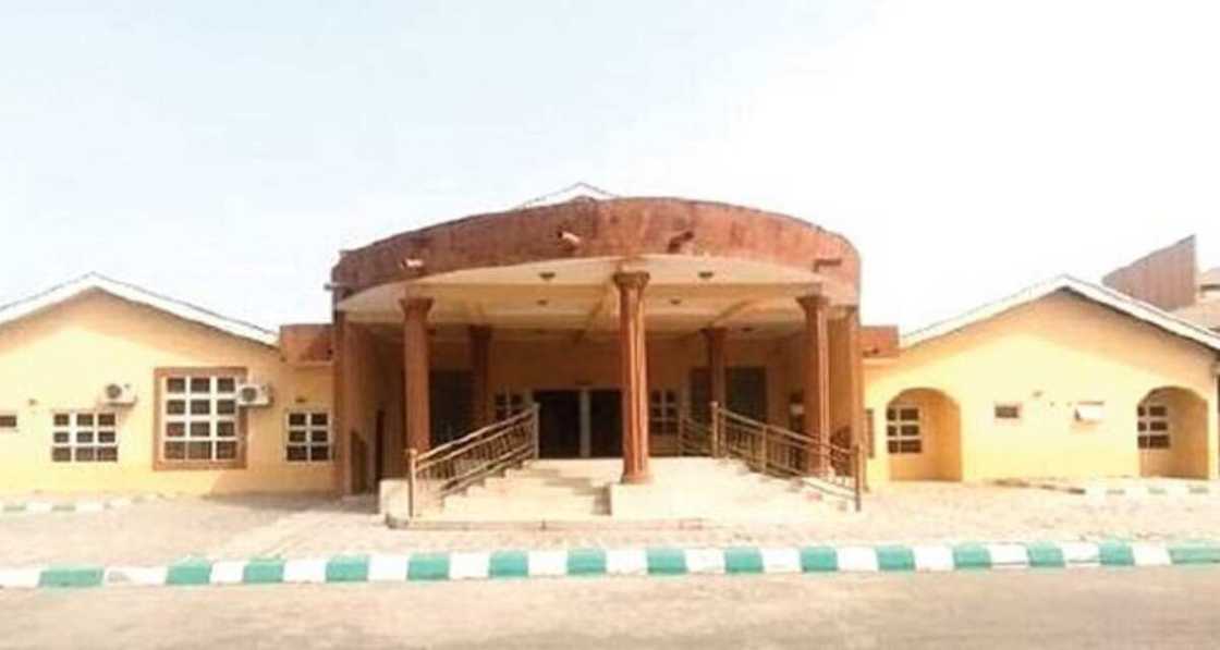 Kotu ta tura matashin da ya sarewa abokinsa hannu gidan yari Kotu ta tura matashin da ya sarewa abokinsa hannu gidan yari