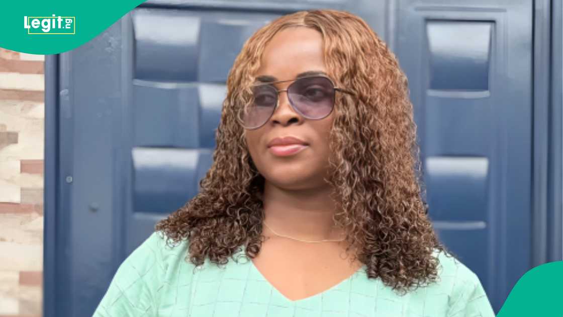 Stephanie Promise Ikedieze personally repairs damaged Lagos streets with materials from her car, triggering mixed reactions on social media platforms Stephanie Promise Ikedieze personally repairs damaged Lagos streets with materials from her car, triggering mixed reactions on social media platforms