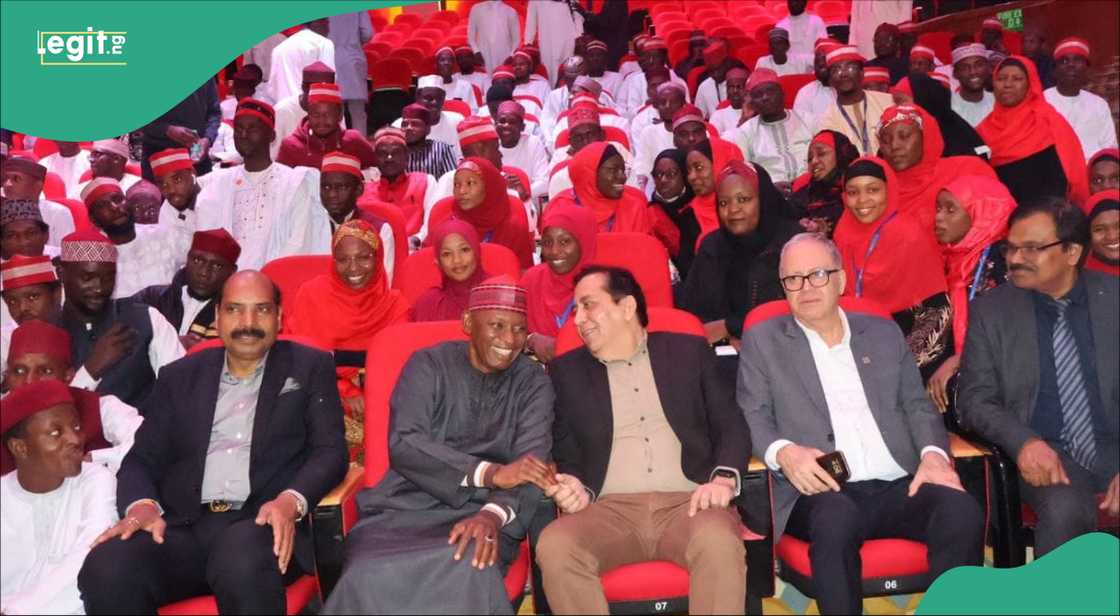 Abba ya ziyarci dalibai a Indiya. Hoto: Sanusi Bature D-Tofa