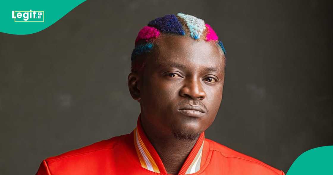 Nigerian musician Saheed Osupa sings for Portable at an event weeks after he disrespected him. Nigerian musician Saheed Osupa sings for Portable at an event weeks after he disrespected him.