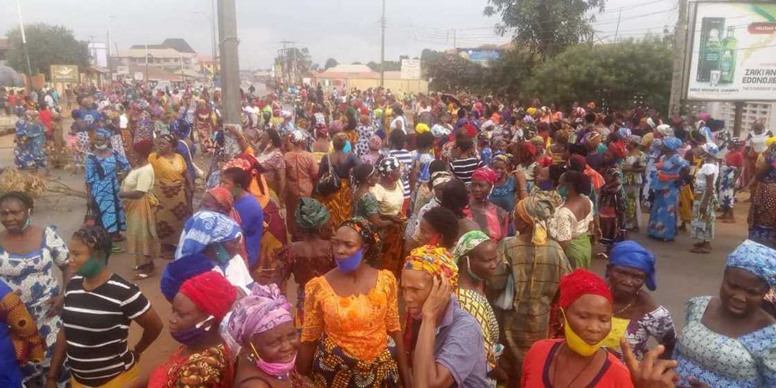 Cikin hotuna: Iyaye mata na gudanar da zanga-zanga, sunce a kori Fulani daga jihar Edo Cikin hotuna: Iyaye mata na gudanar da zanga-zanga, sunce a kori Fulani daga jihar Edo