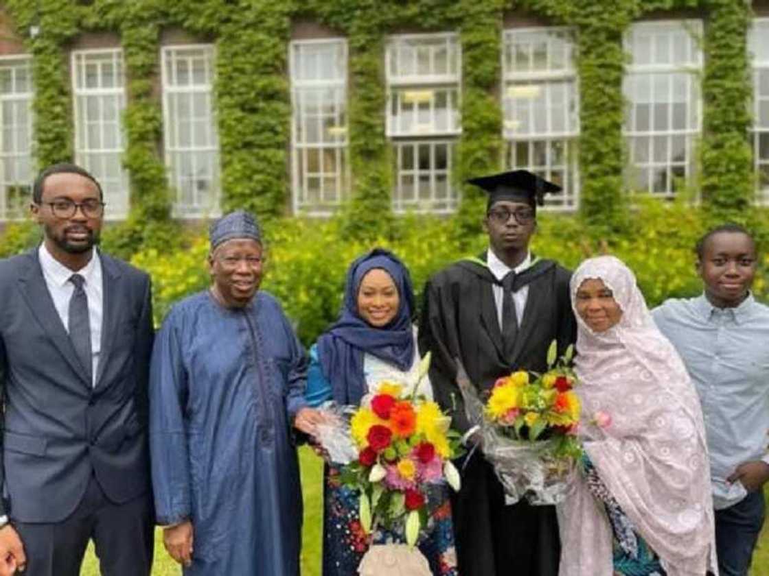 Hotunan Ganduje da Goggo a London yayin da ɗansu ya kammala digiri