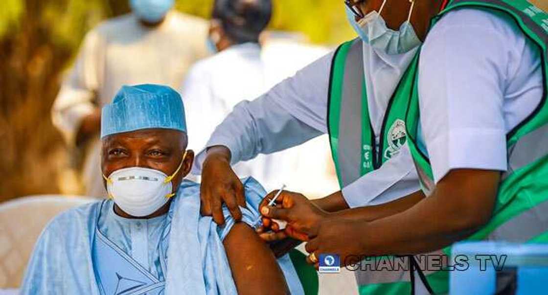 Da duminsa: An yiwa Marwa, Gambari da Garba Shehu rigakafin Korona Da duminsa: An yiwa Marwa, Gambari da Garba Shehu rigakafin Korona