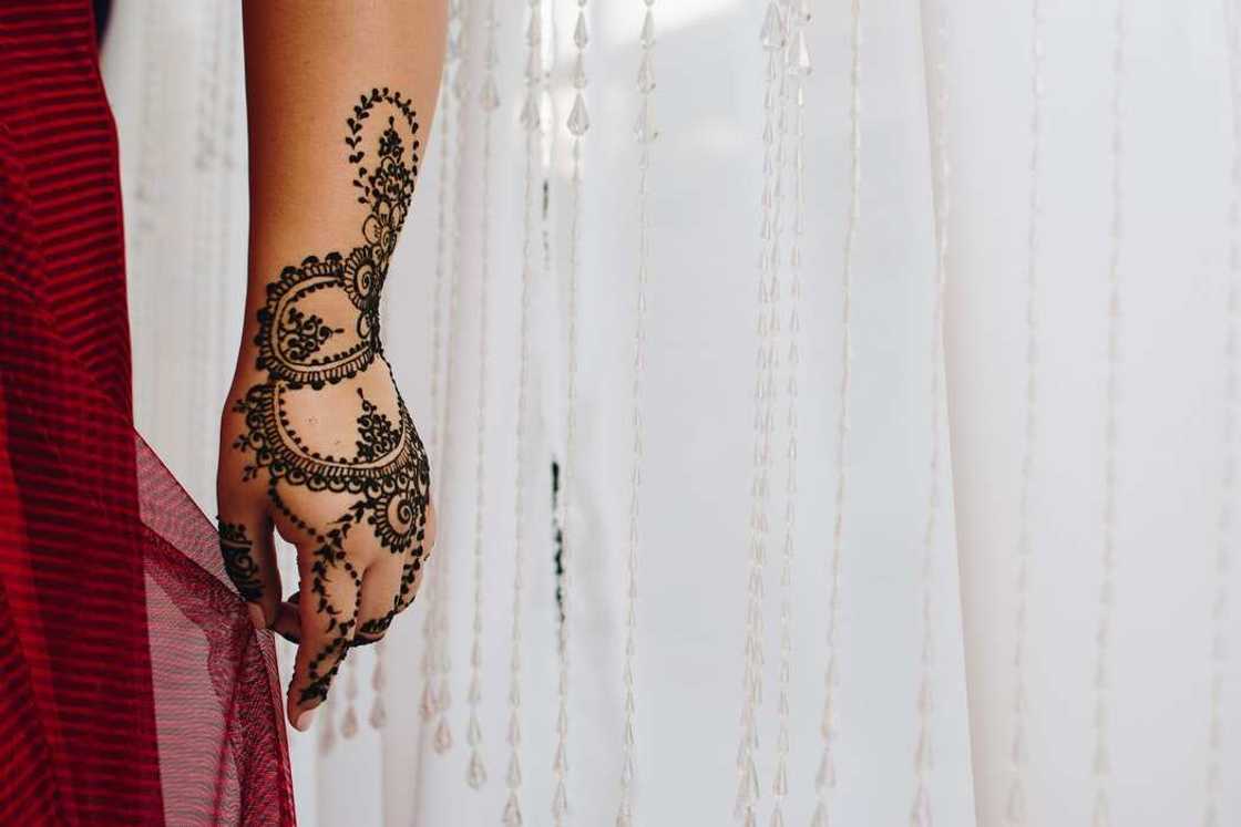 Circle henna designs