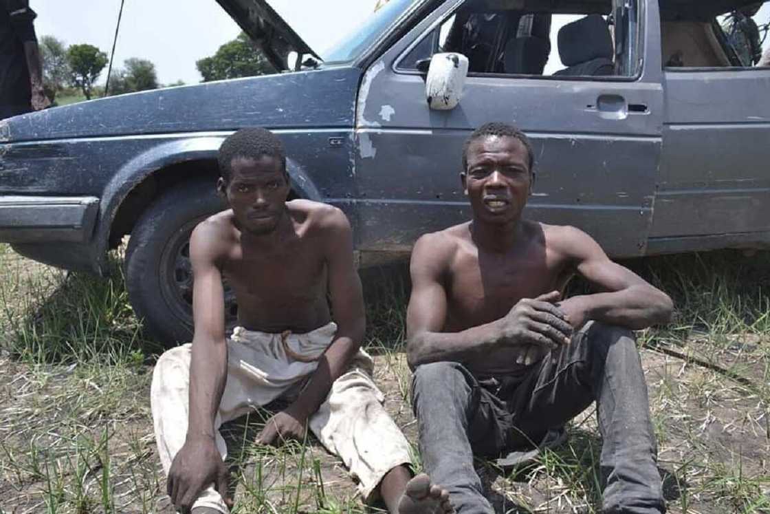 Hotunan Ƴan Boko Haram Da Aka Kama Da Magungunan Ƙarfin Maza Da Wasu Kayayyaki a Borno Hotunan Ƴan Boko Haram Da Aka Kama Da Magungunan Ƙarfin Maza Da Wasu Kayayyaki a Borno