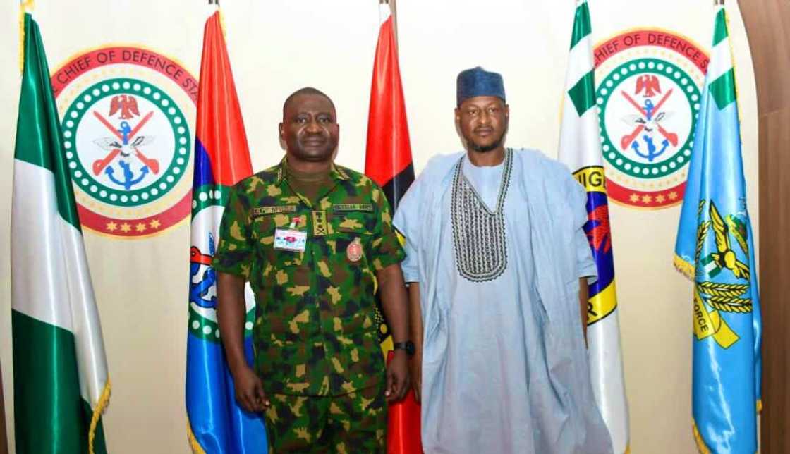 Gwamnan Katsina ya ziyarci babban hafsan tsaro a Abuja. Gwamnan Katsina ya ziyarci babban hafsan tsaro a Abuja.