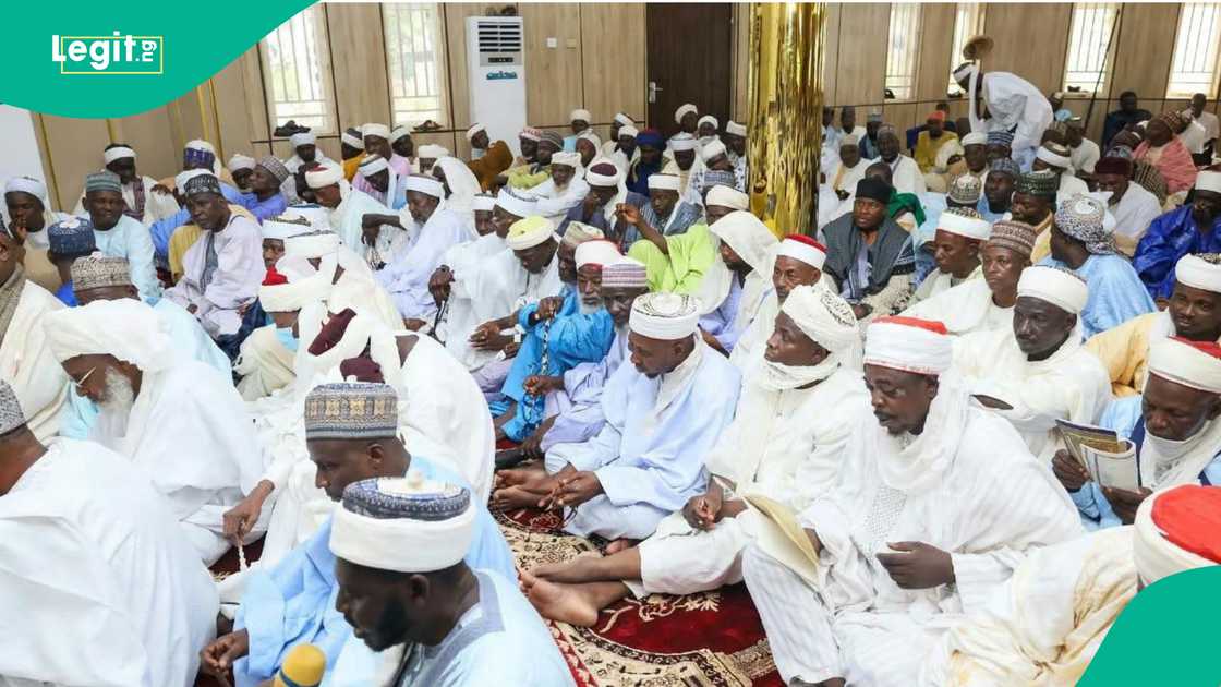 Malamai a wajen yi wa Tinubu addu'a. Malamai a wajen yi wa Tinubu addu'a.