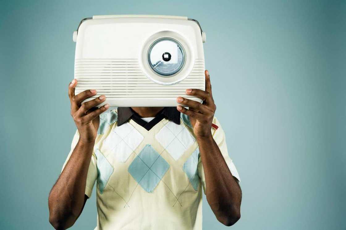 Coronavirus: Za a fara koyar da dalibai karatu ta gidan rediyo da gidan talabijin a jihar Legas Coronavirus: Za a fara koyar da dalibai karatu ta gidan rediyo da gidan talabijin a jihar Legas