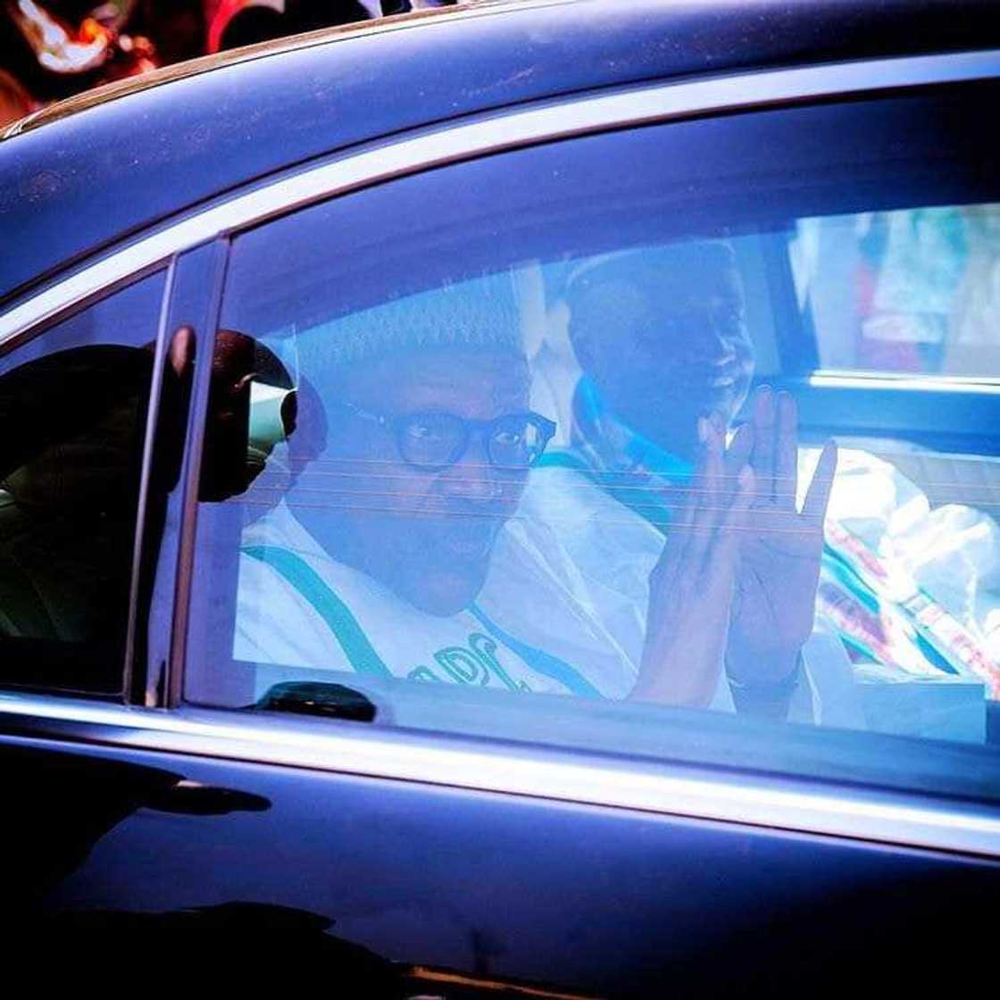 Labarin hotunan yadda Sakkwatawa Shehu suka tarbi Buhari a filin Giginya Labarin hotunan yadda Sakkwatawa Shehu suka tarbi Buhari a filin Giginya