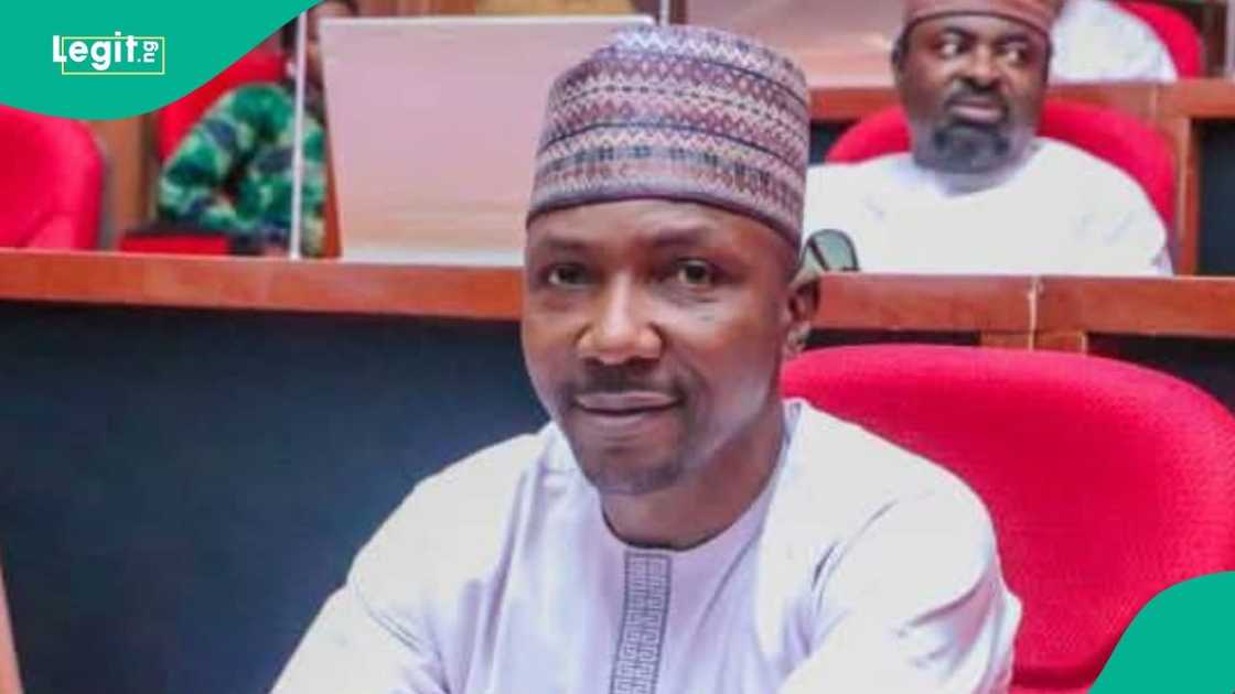 Dan majalisar jiha ya yi nade nade Dan majalisar jiha ya yi nade nade