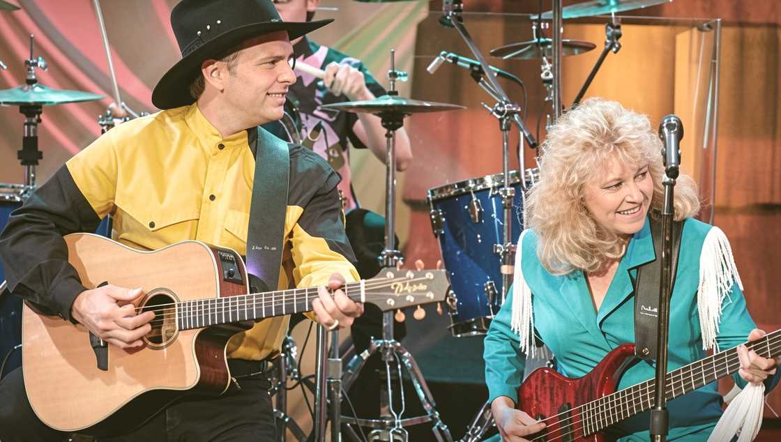 Garth Brooks performing with Betsy Smittle Garth Brooks performing with Betsy Smittle