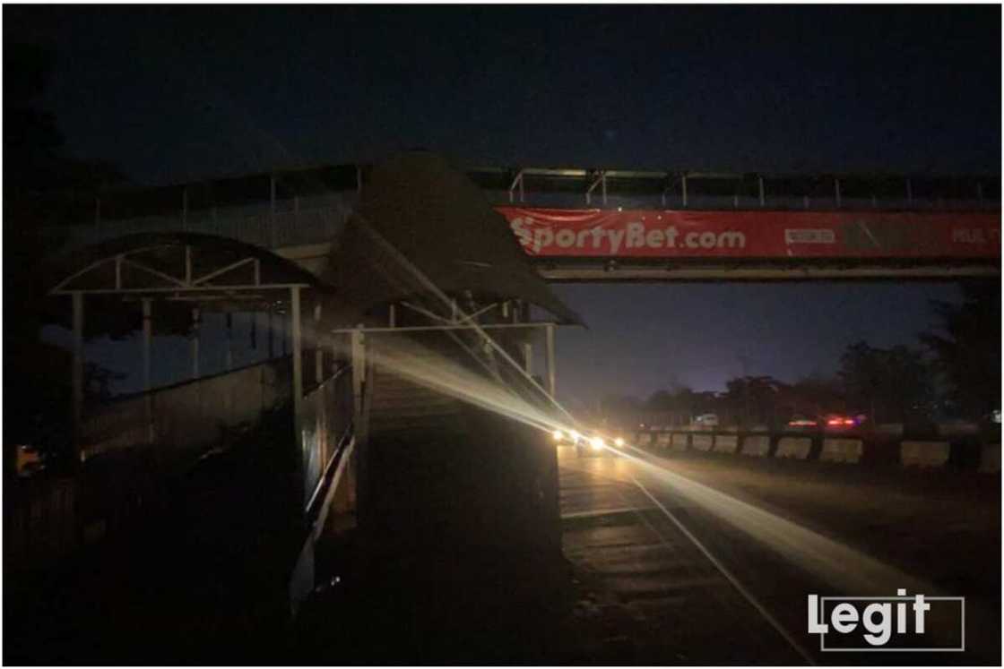 No-light on Lagos Pedestrian bridge: Expose people to robbery attacks