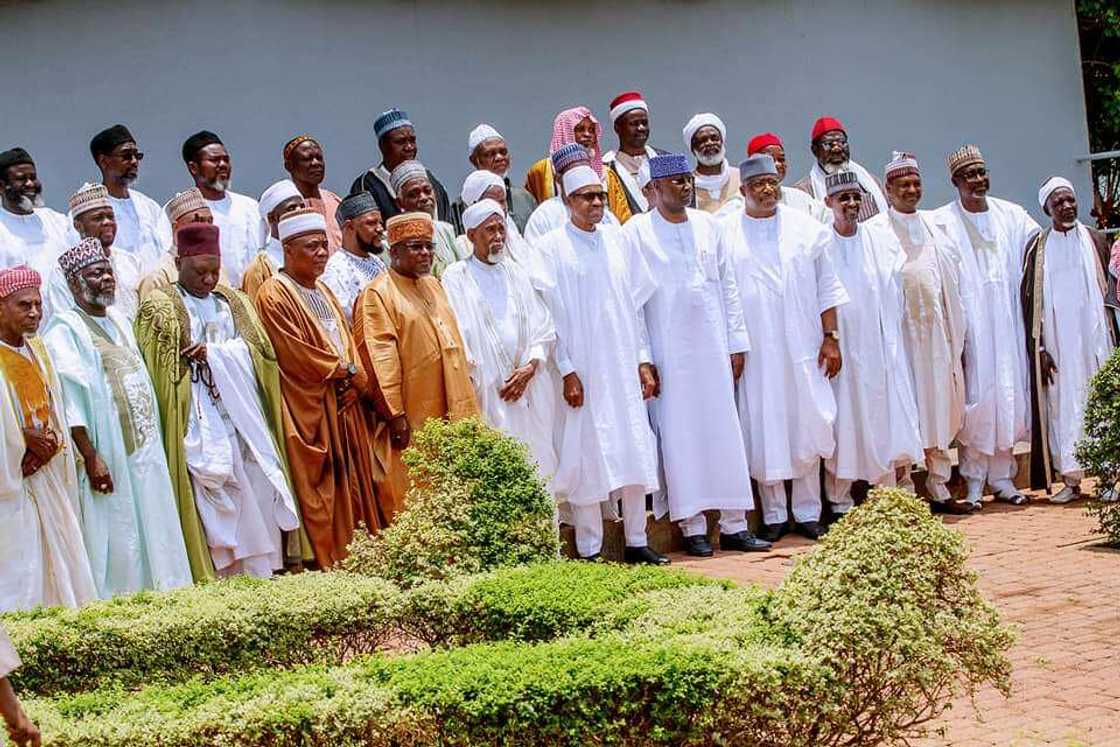 Manyan limamai da malaman addini sun ziyari shugaba Buhari (Hotuna) Manyan limamai da malaman addini sun ziyari shugaba Buhari (Hotuna)