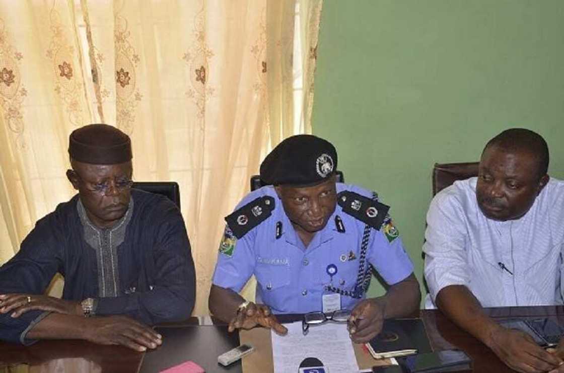 ‘Yan Sanda sun kama Faston da ake zargi da amfani da Yarinya a jihar Ogun ‘Yan Sanda sun kama Faston da ake zargi da amfani da Yarinya a jihar Ogun