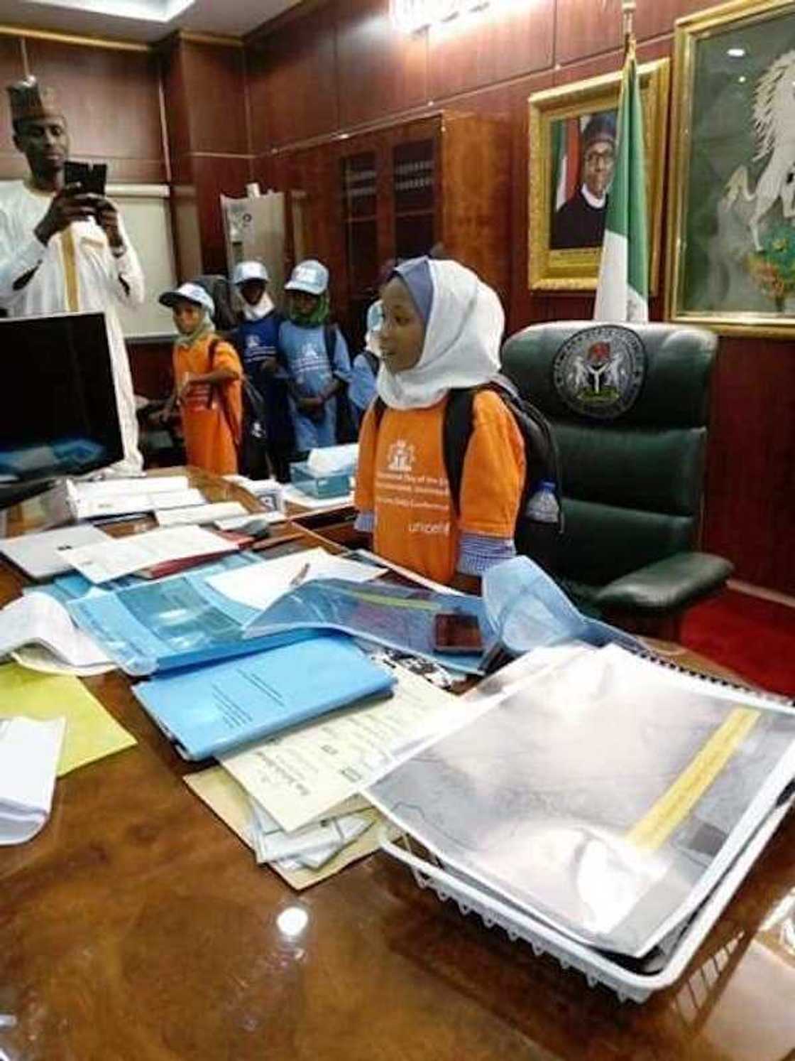 Hotuna: 'Yar shekara biyar ta zama gwamnan rikon kwarya ta minti biyu a jihar Zamfara Hotuna: 'Yar shekara biyar ta zama gwamnan rikon kwarya ta minti biyu a jihar Zamfara