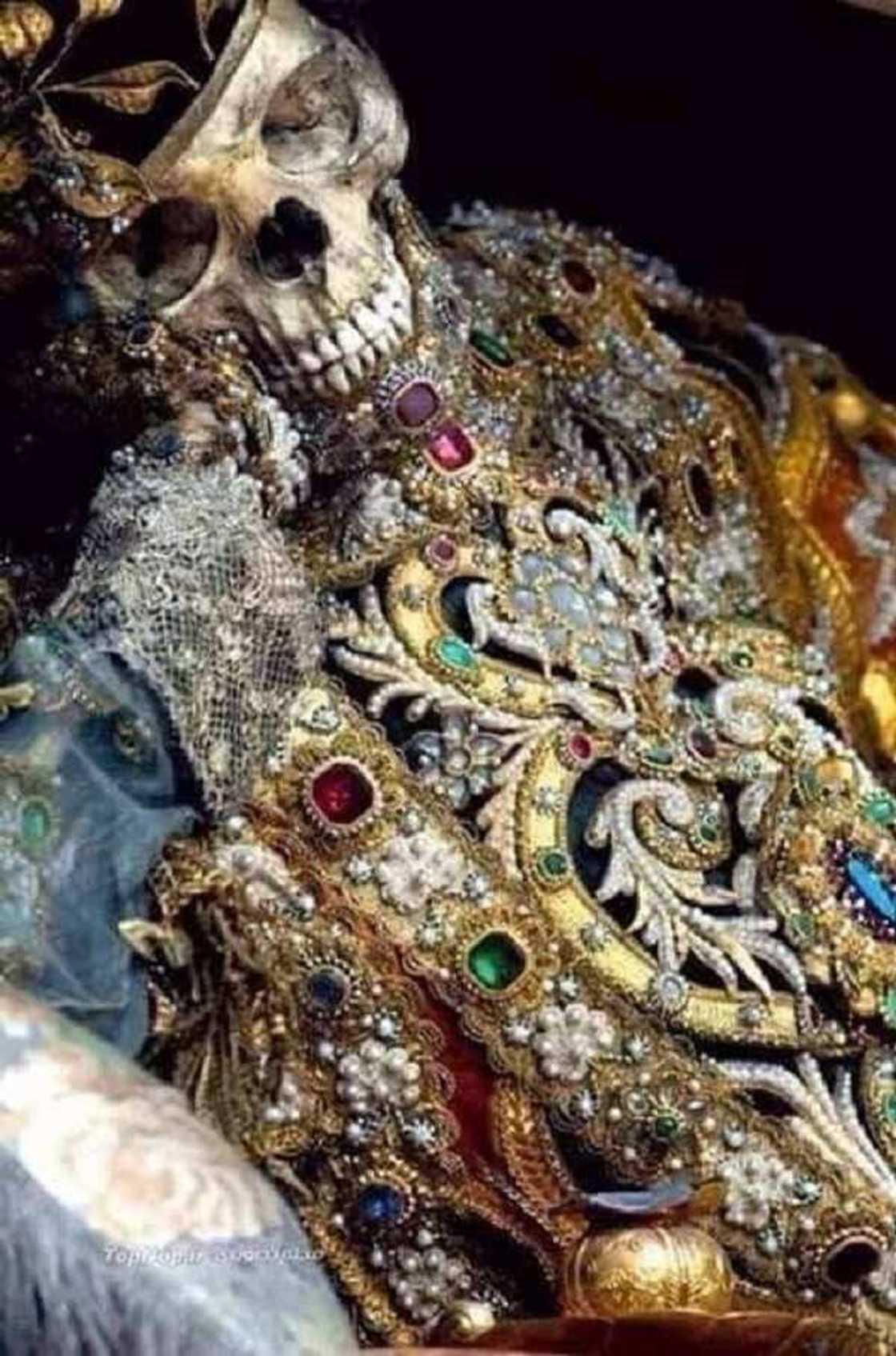 Hotuna: An hako gawar Sarki Namarudu da matarsa a kasar Iraqi, an same su sanye da gwala-gwalai na naira biliyan 12 Hotuna: An hako gawar Sarki Namarudu da matarsa a kasar Iraqi, an same su sanye da gwala-gwalai na naira biliyan 12