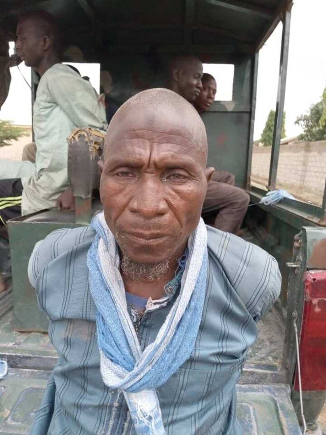 Fashi da garkuwa da mutane: Sojoji Sun kama rikakkun 'yan ta'adda 5 a Katsina (Hotuna) Fashi da garkuwa da mutane: Sojoji Sun kama rikakkun 'yan ta'adda 5 a Katsina (Hotuna)