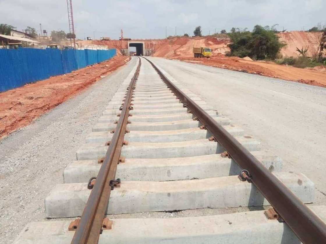 Shimfidar layin dogo da za ta ratsa daga birnin Abeokuta da Ibadan zuwa Legas Shimfidar layin dogo da za ta ratsa daga birnin Abeokuta da Ibadan zuwa Legas