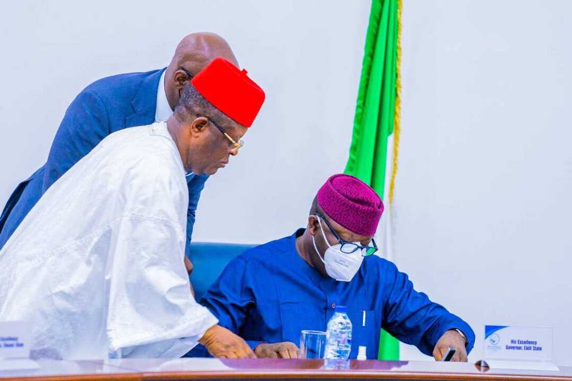 Gwamna Ya Dakatar da Biyan Mafi Ƙarancin Albashi, Ya Zabtare Albashin Ma’aikatan Jiharsa Gwamna Ya Dakatar da Biyan Mafi Ƙarancin Albashi, Ya Zabtare Albashin Ma’aikatan Jiharsa