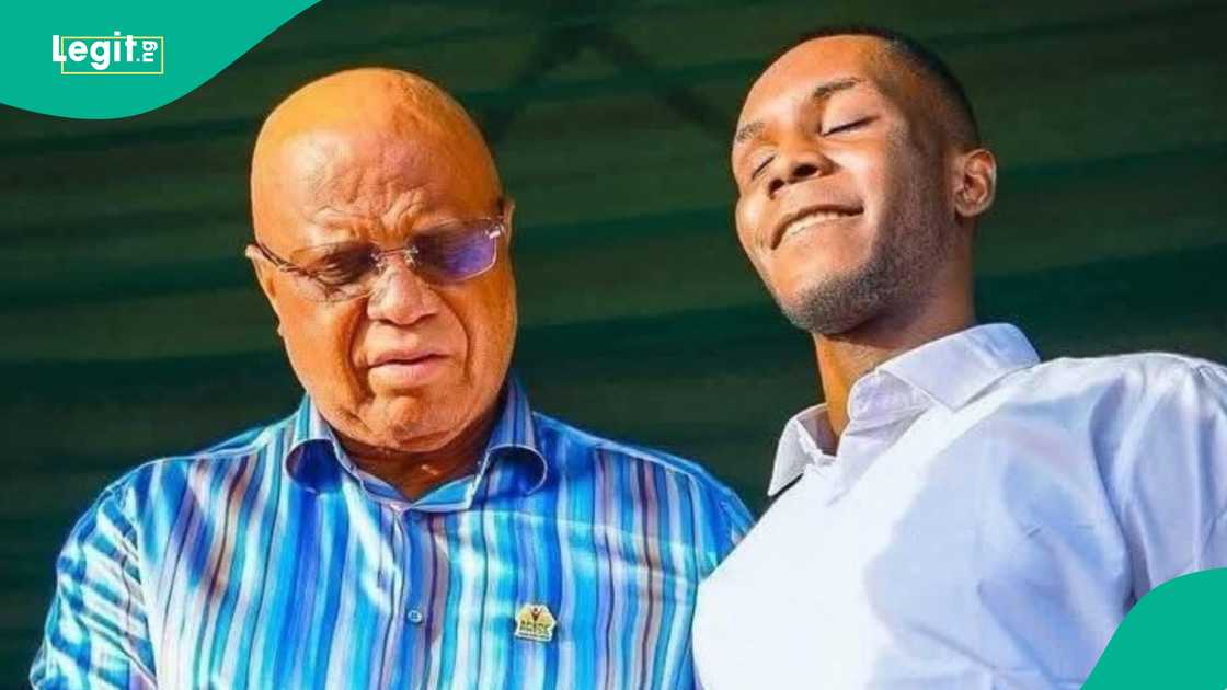 Gwamna ya yi abin alheri ga mawakin makaho Gwamna ya yi abin alheri ga mawakin makaho