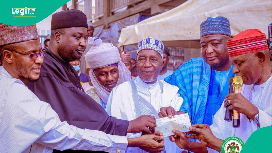 Gwamnatin Abba ta ce za ta yi adalci wajen raba N8bn a 'yan kasuwar Singer da gobara ta shafa. Gwamnatin Abba ta ce za ta yi adalci wajen raba N8bn a 'yan kasuwar Singer da gobara ta shafa.