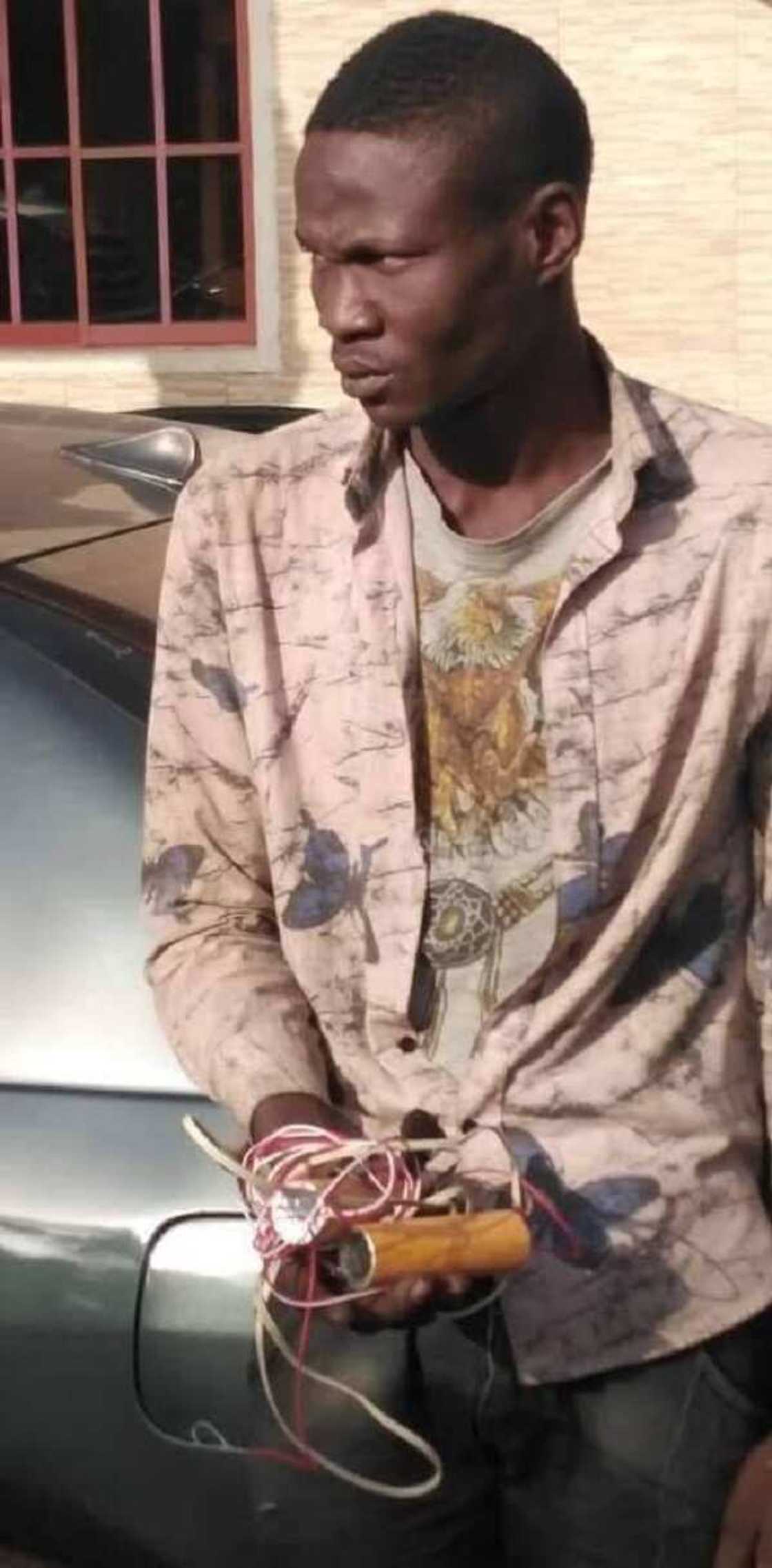 Da duminsa: An damke dan kunar bakin wake da yaje Coci tayar da Bam a Kaduna Da duminsa: An damke dan kunar bakin wake da yaje Coci tayar da Bam a Kaduna