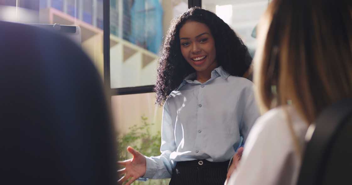 A woman speaking to attentive students.