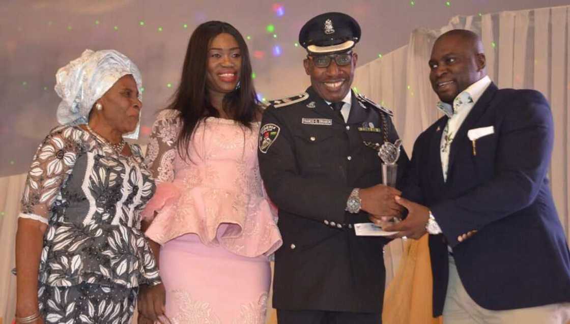 Ba duka aka lalace ba: An karrama Dansandan da bai taba amsan cin hanci ba Ba duka aka lalace ba: An karrama Dansandan da bai taba amsan cin hanci ba