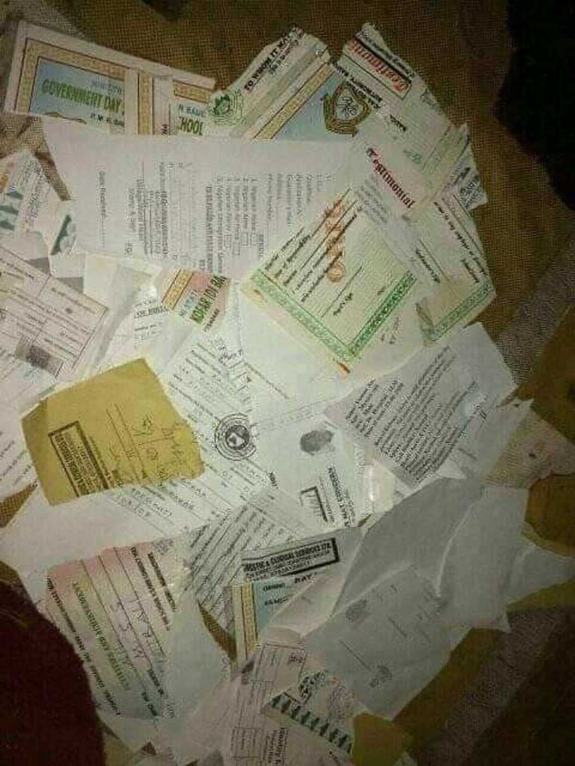 Hotunan fusataccen matashi mai digiri ya yaga takardun makarantarsa, ya banka musu wuta