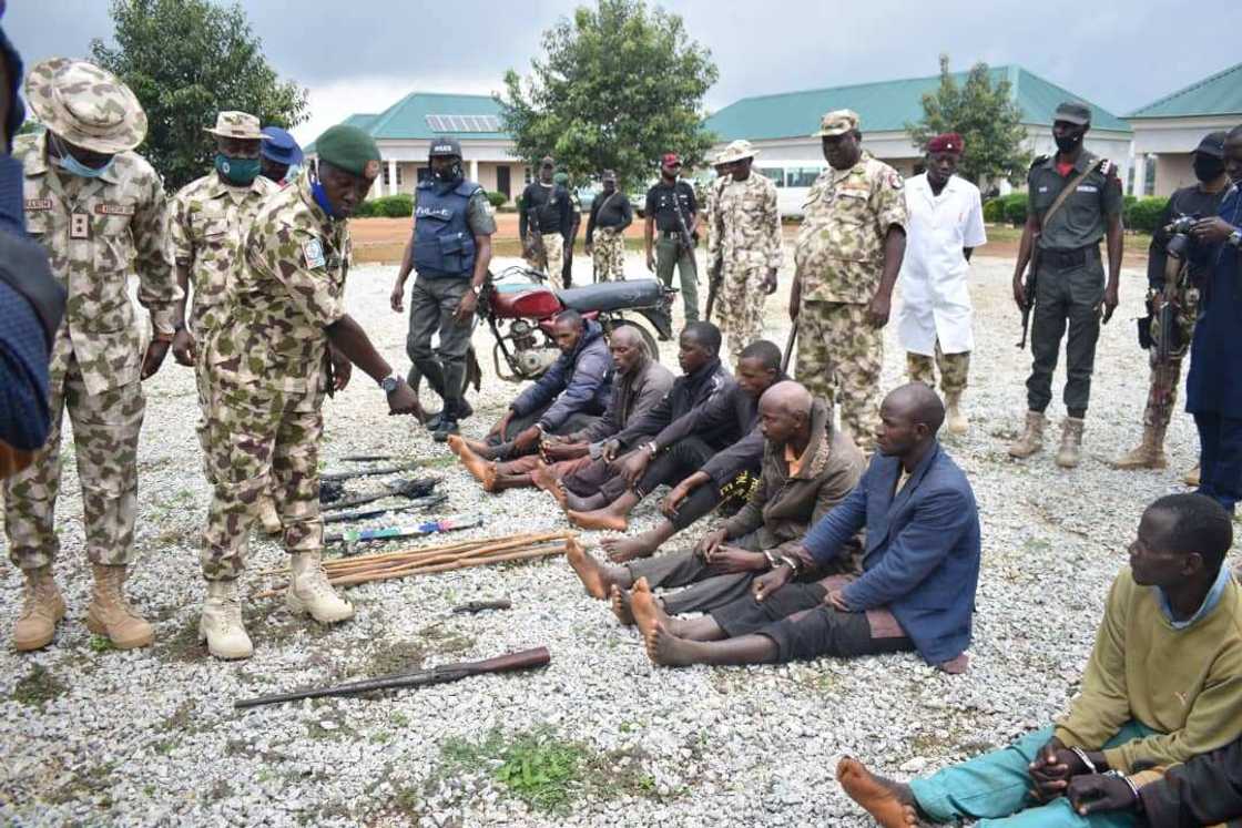 Sojoji sun kama manyan 'yan bindiga 8 a kudancin Kaduna Sojoji sun kama manyan 'yan bindiga 8 a kudancin Kaduna