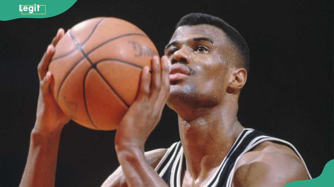 David Robinson prepares to shoot a free throw