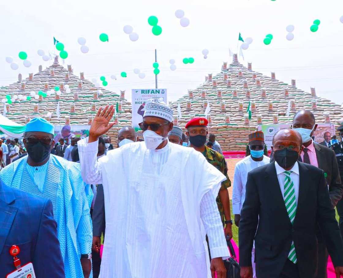 Buhari ga 'yan Najeriya: Ku kara hakuri, saura kiris abinci ya yi araha a Najeriya Buhari ga 'yan Najeriya: Ku kara hakuri, saura kiris abinci ya yi araha a Najeriya