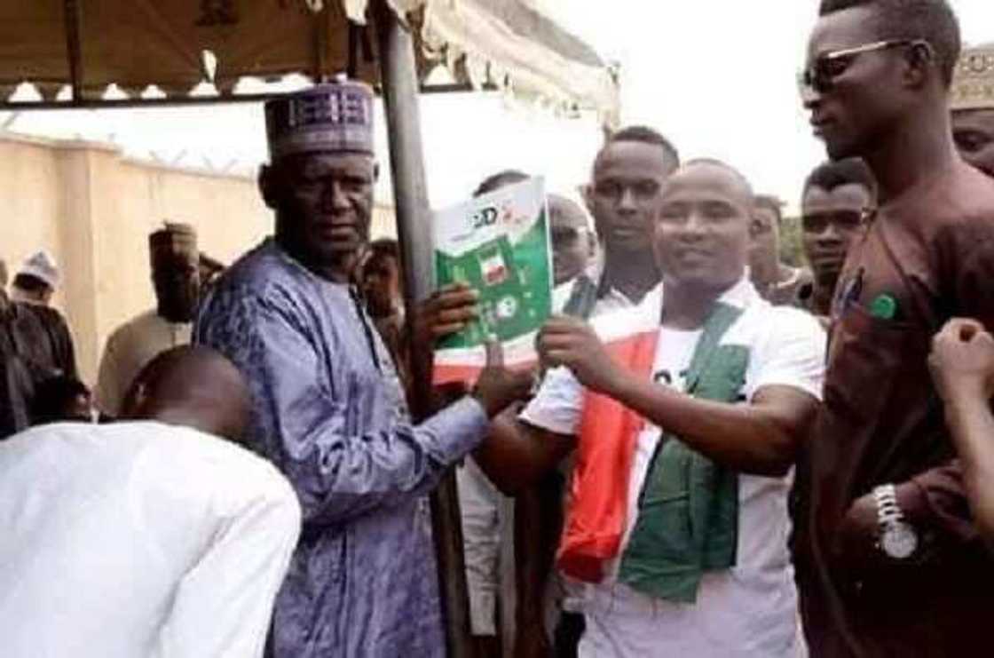 Hotuna: Magoya bayan APC sun ragargza shagunan wasu 'yan kasuwa da suka koma PDP