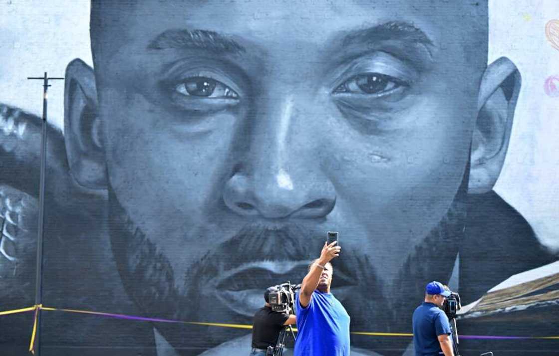 A new mural to Bryant, created by muralist Odeith and Los Angeles-based illustrator Nikkolas Smith, was unveiled Wednesday